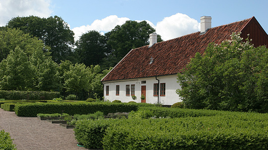 Huse og haver er holdt i den gamle stil.