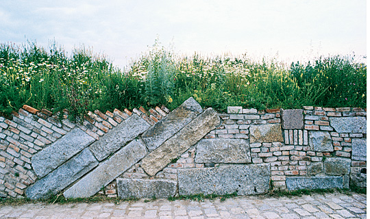 Mur af genbrugsmaterialer