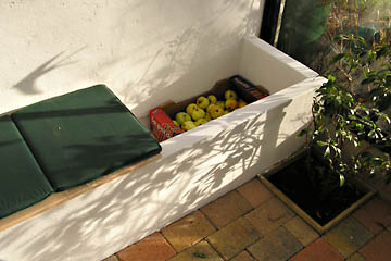 Kistebænk med æbler