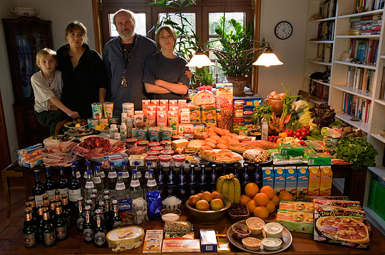 Foto af Peter Menzel på Udstillingen The Hungry Planet