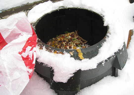Kompostbeholder i sne