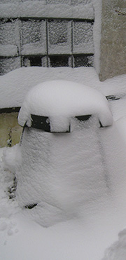 Kompostbeholder med sne