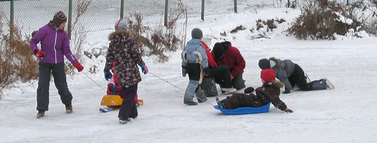 Børn leger på is