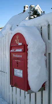 Postkasse med sne
